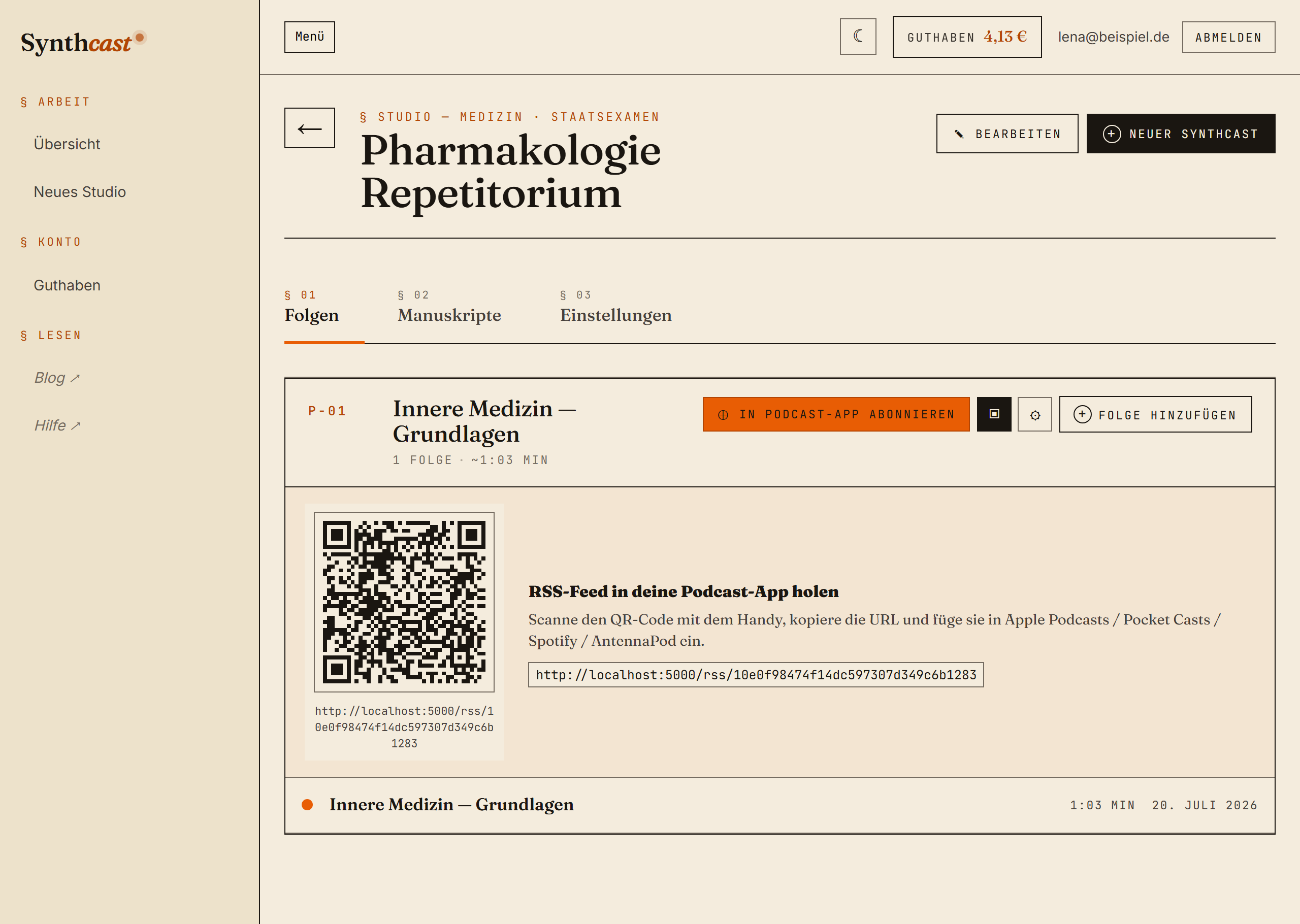 Studio mit fertiger Folge, Abonnieren-Button und QR-Code